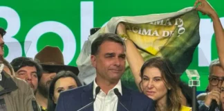 Michelle Bolsonaro manifesta apoio a Flávio Bolsonaro durante ato de formalização de candidatura