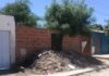 Moradora denuncia acúmulo de lixo e proliferação de ratos e insetos em casa abandonada no bairro Antônio Conselheiro, Juazeiro